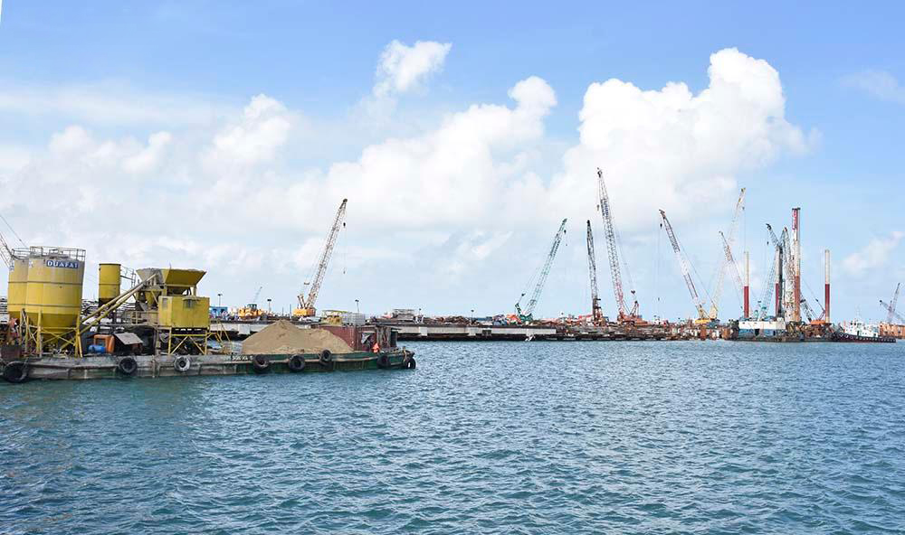 Khối lượng nạo vét khu vực cảng, luồng tàu ra vào cảng, khu bến cảng thuộc dự án Thép Hòa Phát Dung Quất là rất lớn